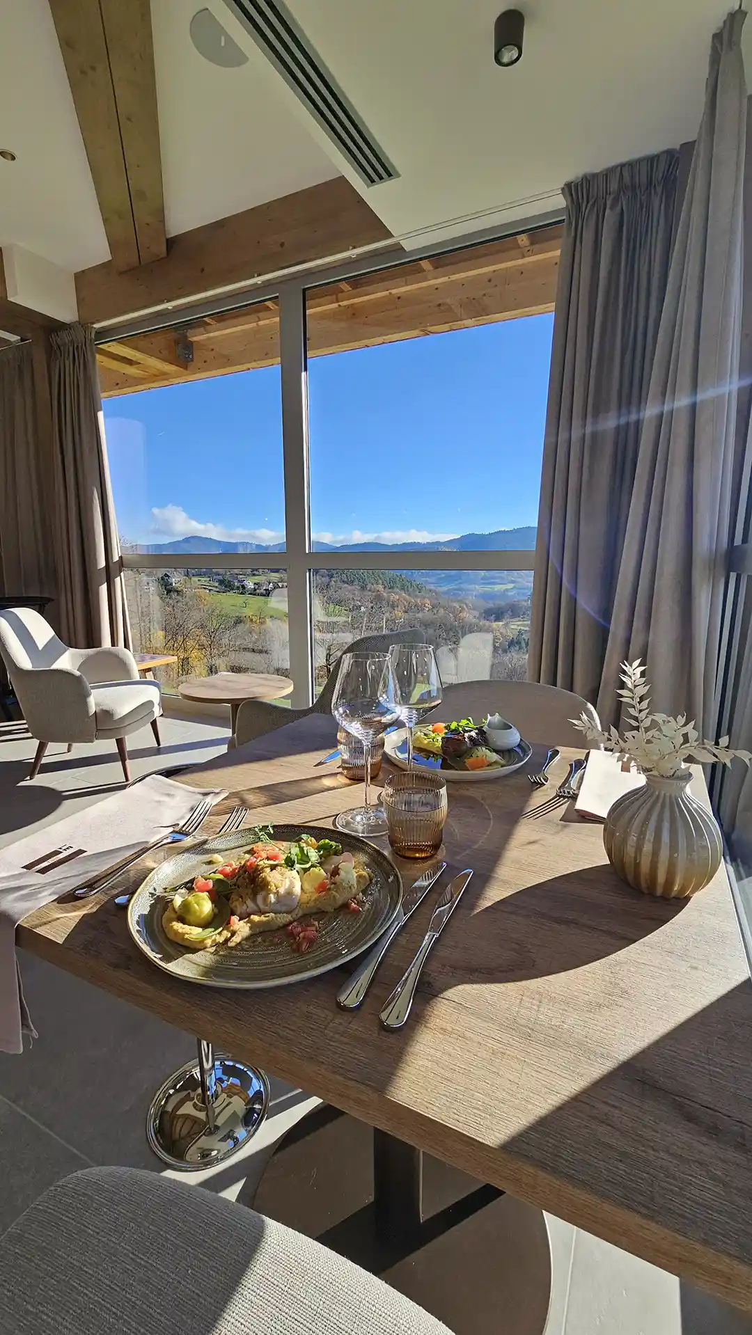Restaurant avec vue sur la vallée et montagnes à Hohrod proche de Gérardmer dans les Vosges